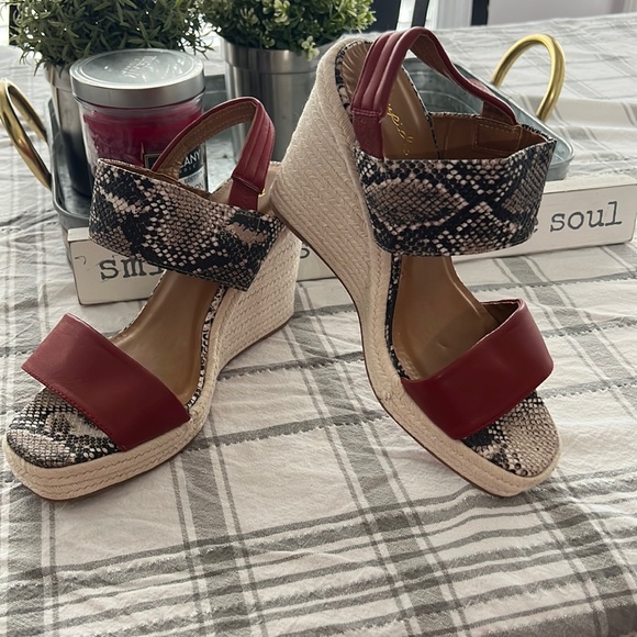 New woman’s wedges. Cute!! Sz 10 Qupid - Picture 1 of 7